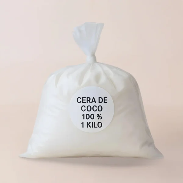 Una bolsa de plástico transparente con la etiqueta "Cera de Coco 100% 1 Kilo" contiene cera de coco blanca, insumo ideal para fabricantes de velas en Colombia.