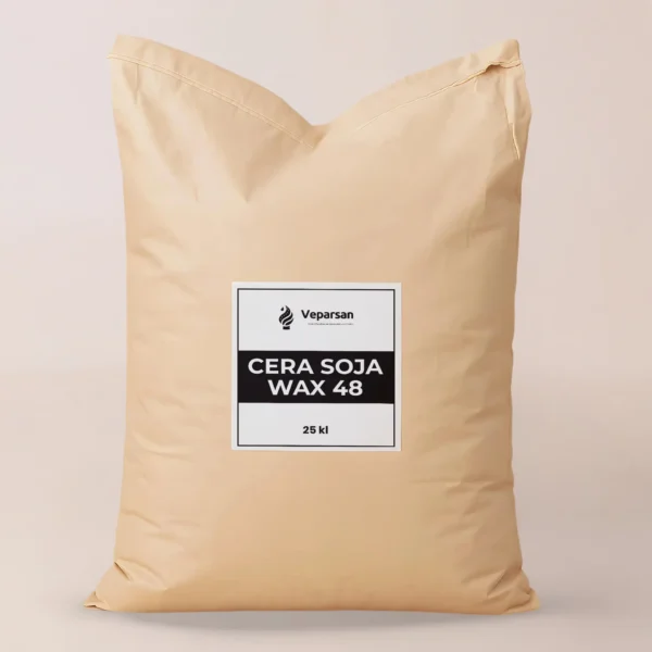 Una bolsa beige de 25 kilos etiquetada como "Cera de soja", ideal como relleno para velas, se encuentra en posición vertical sobre un fondo liso.