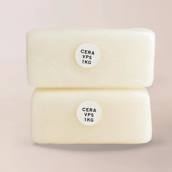 Dos barras blancas rectangulares con la etiqueta "Cera VPS 52" en pegatinas redondas, apiladas sobre un fondo liso. Ideal para velas de fabricantes de velas, ideal para los amantes de las velas en Colombia.