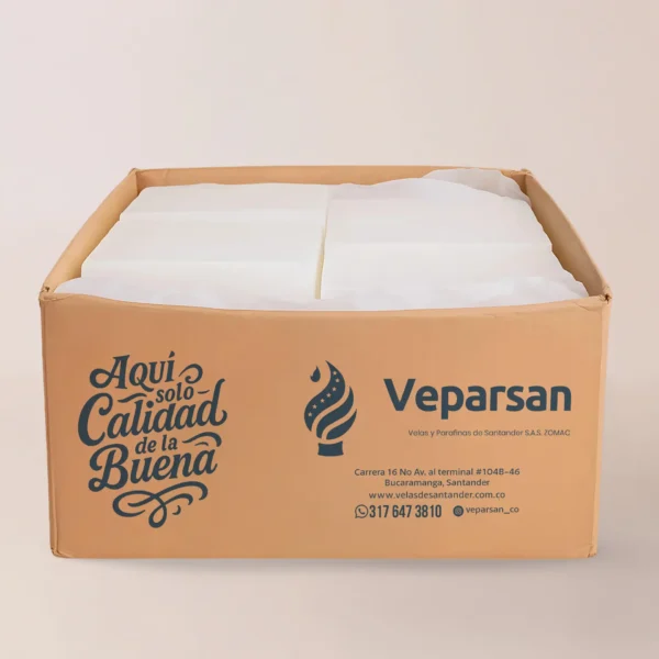 Una caja de cartón etiquetada "Cera VPS 52" con el lema "Aquí solo Calidad de la Buena" contiene cera blanca cuidadosamente empaquetada, ideal para quienes buscan insumos para velas y productos de calidad en Colombia.