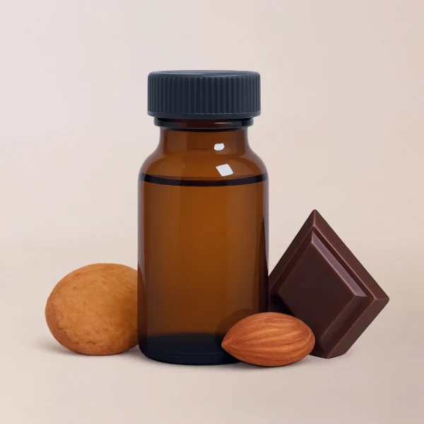 Una botella de vidrio marrón de Fragancia Dulce y Gourmet con tapa negra se encuentra junto a un cuadrado de chocolate, una galleta y una almendra, ideal para fabricantes de velas o cualquier persona que necesite insumos para velas en Colombia.