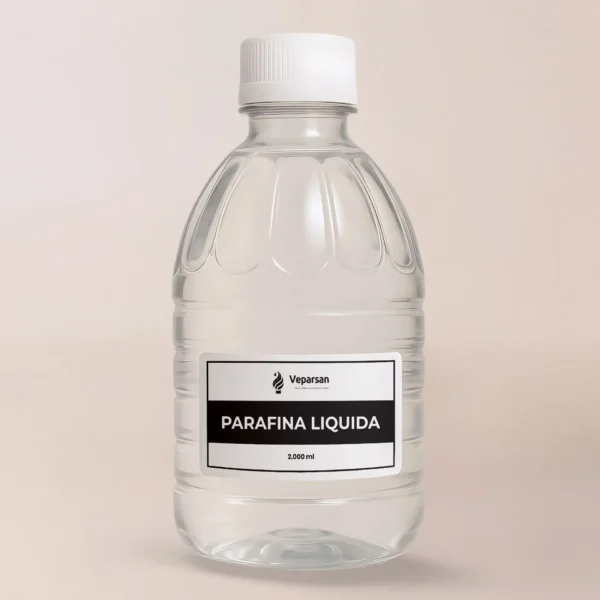 Una botella de plástico transparente de 1000 ml de Parafina Líquida con tapón blanco—insumo ideal para velas—sobre fondo neutro. Perfecto para fabricantes de velas en Colombia.