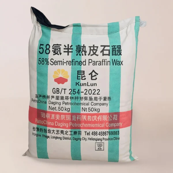 Bolsa de 50 kg de Parafina China con rayas blancas y verdes, etiquetada como "58 % de cera de parafina semirrefinada", de Daqing Petrochemical (KunLun), ideal para la fabricación de velas y de confianza para fabricantes colombianos. Se proporcionan datos del producto y de contacto.