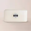 Un bloque rectangular de cera de parafina "Parafina China" se asienta sobre un fondo neutro, ideal como insumo para velas y la opción perfecta para fabricantes de velas que buscan materiales de calidad.