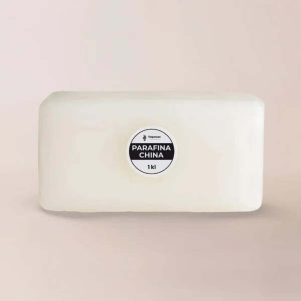 Un bloque rectangular de cera de parafina "Parafina China" se asienta sobre un fondo neutro, ideal como insumo para velas y la opción perfecta para fabricantes de velas que buscan materiales de calidad.