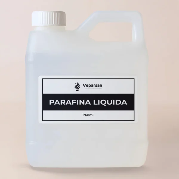 Una botella de plástico de 750 ml de Parafina Líquida, con tapa de rosca blanca, ideal para fabricantes y suministros de velas, se exhibe sobre un fondo liso.
