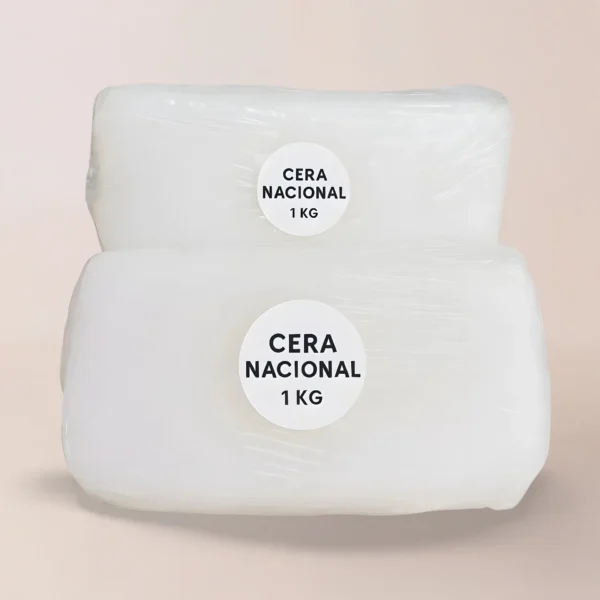 Dos bloques blancos rectangulares de Parafina Nacional, cada uno envuelto en plástico y etiquetado "1 KG", se apilan sobre un fondo liso: suministros ideales para velas de los fabricantes de velas en Colombia.