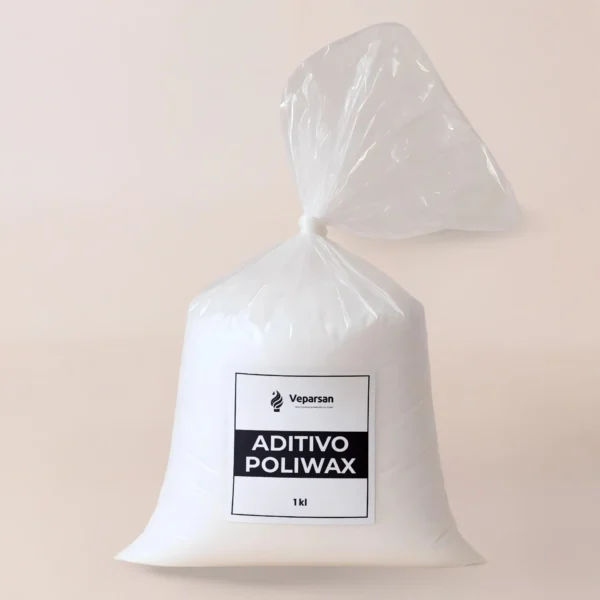 Aditivo Poliwax 1 kg de Veparsan: bolsa de plástico transparente con polvo blanco para velas, sobre fondo claro. Ideal para fabricantes de velas y artesanos en Colombia.