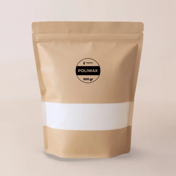 Una bolsa marrón con cierre con la etiqueta "Aditivo Poliwax 500 gr" se alza sobre un fondo liso y claro, ideal para quienes buscan insumos para velas o fabricantes de velas en Colombia.