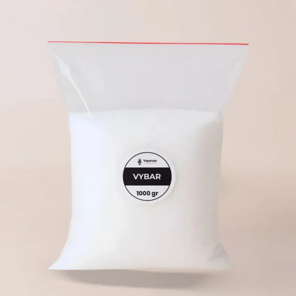 Una bolsa de plástico sellada de polvo Vybar blanco con la etiqueta “Aditivo Vybar”, perfecto insumo para velas de fabricantes de velas, ideal para velas Colombia.