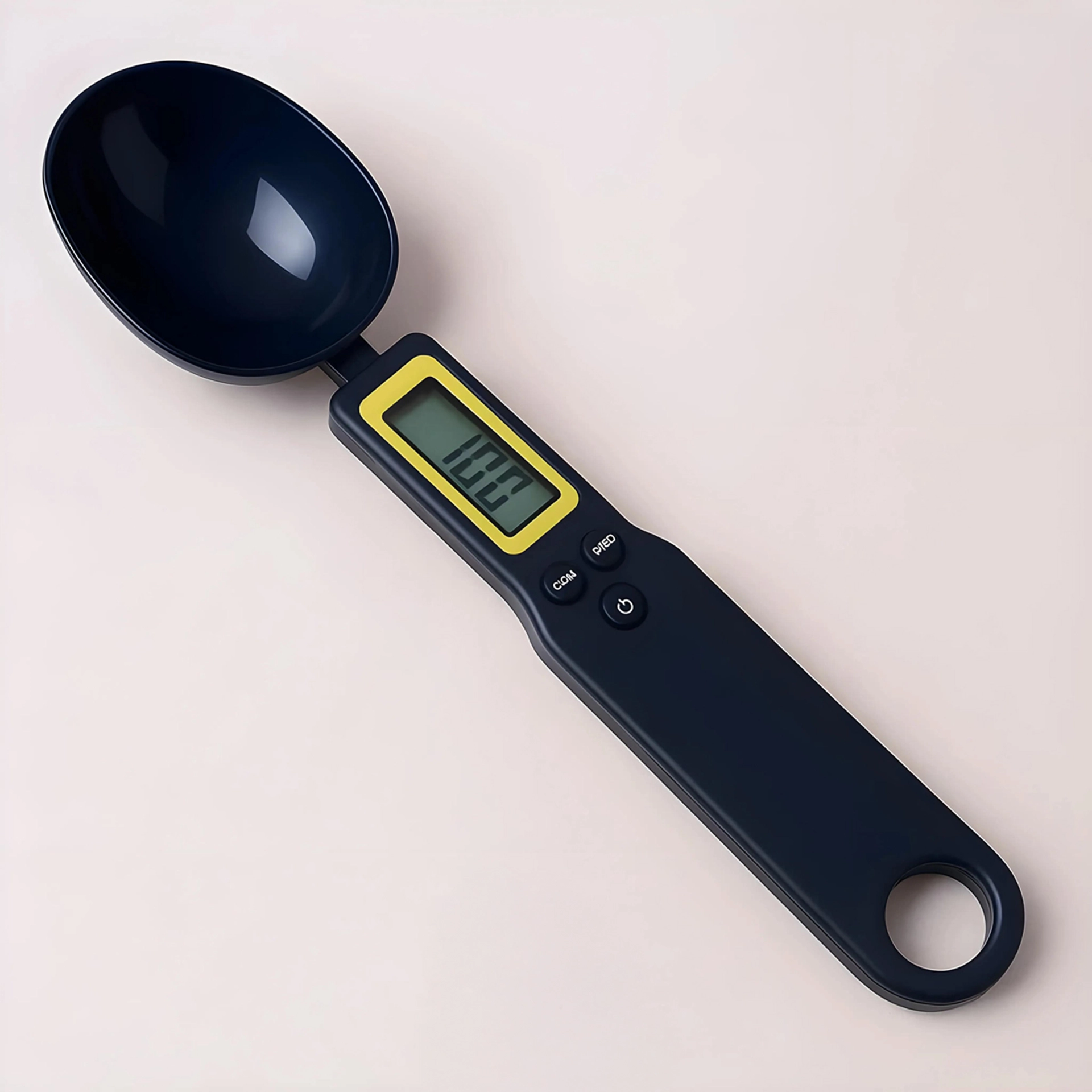 Una Cuchara Gramera negra con pantalla LCD de 18,4g, ideal para insumos para velas, está sobre una superficie clara.