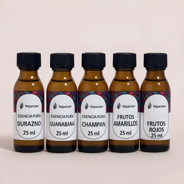 Cinco botellas marrones de 25 ml con etiquetas de durazno, guanábana, champán, frutas amarillas y frutas rojas componen Esencias Especiales para Velas—perfectos insumos de fabricantes de velas para crear aromas únicos en velas Colombia.