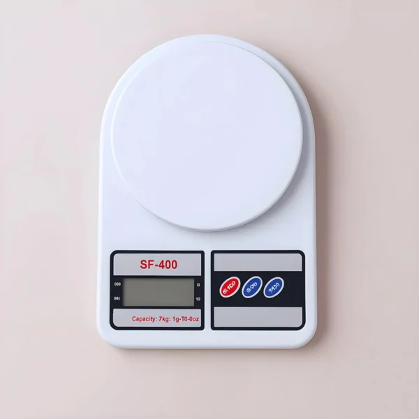 La Gramera hasta 10KL es una balanza digital con plato redondo, pantalla, y botones "TARE", "ON/OFF" y "MODE". Ideal para insumos para velas. Modelo SF-400. Capacidad de hasta 10 kg.