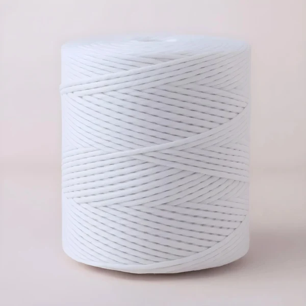 Un gran carrete de hilo blanco de Pabilo Chorreada, ideal como insumo para velas, se alza sobre un fondo claro y liso.