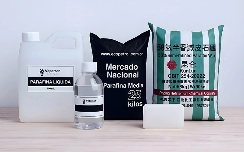 Productos variados de cera de parafina e insumos para velas en varios envases, incluidas botellas, bolsas y una barra blanca rectangular, dispuestos sobre una superficie clara con etiquetas de producto claras visibles.